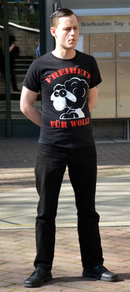 Philipp Hasselbach vor dem OLG München mit T-Shirt "Freiheit für Wolle" am 12.3.14. Foto: J. Pohl